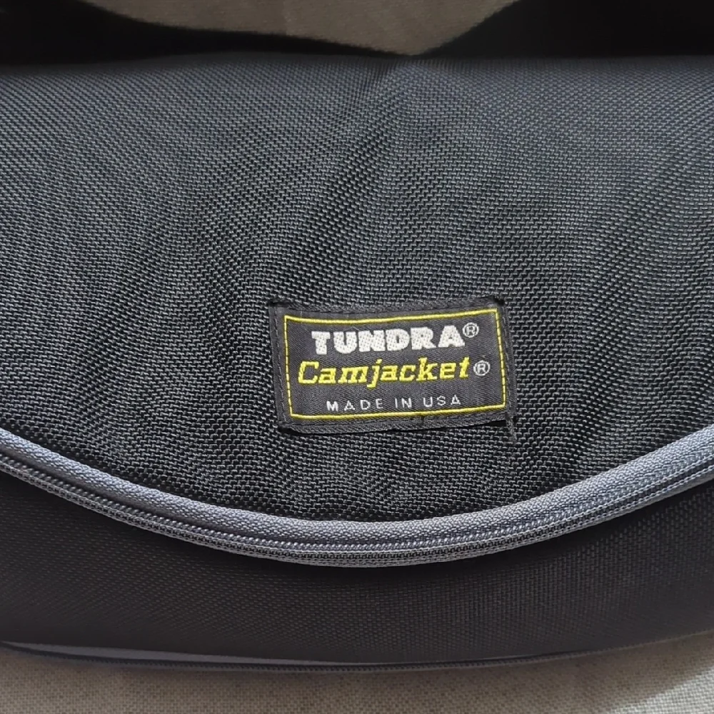 Tundra Camjacket Camera Bag Black Shoulder Zip Close Messenger Bag